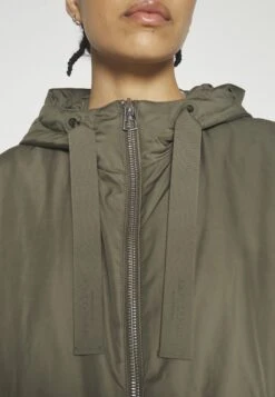 Marc O'Polo Coat Long Padded Fixed Hood Zipper Drawstring Waist - Parka - Olive Crop 15 Marc O'Polo Coat Long Padded Fixed Hood Zipper Drawstring Waist - Parka - Olive Crop -Fashionista Verkoop 001c3cad6fe14090ad65ad37ad985b1a scaled