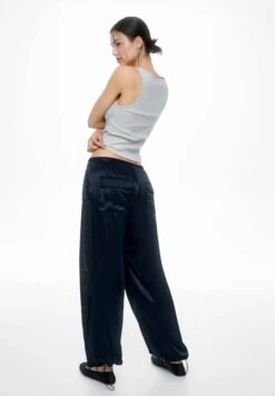 PULL & BEAR Satin Parachute - Broek - Mottled Black -Fashionista Verkoop 01f9e05b2aca4c0aabb6b44b6bfa31fd scaled