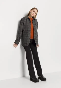 DRYKORN Broek - Schwarz -Fashionista Verkoop 149a58090da34a9d893d7fd19ad4d875 scaled