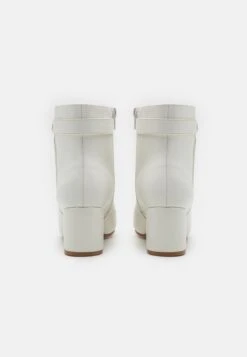 Wide Fit - Korte Laarzen - White -Fashionista Verkoop 17c7d916626b42ea97932eec2f5dc501 scaled