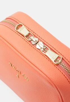 Patrizia Pepe Schoudertas - Coral Fluo -Fashionista Verkoop 228abc4663e24d3eae0175de126095d2 scaled