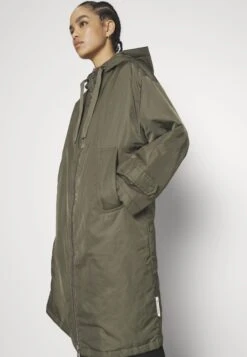 Marc O'Polo Coat Long Padded Fixed Hood Zipper Drawstring Waist - Parka - Olive Crop 13 Marc O'Polo Coat Long Padded Fixed Hood Zipper Drawstring Waist - Parka - Olive Crop -Fashionista Verkoop 25a62c9ca4b744d3829cf8aa948cc204 scaled