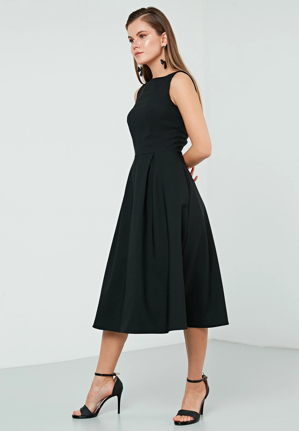LELA Crew Neck Pleated Midi - Cocktailjurk - Black 2 LELA Crew Neck Pleated Midi - Cocktailjurk - Black - Afbeelding 2