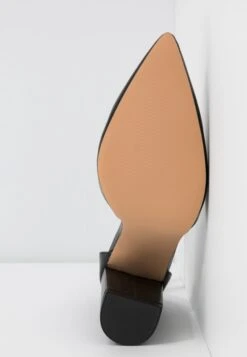 Even&Odd Hoge Hakken - Black -Fashionista Verkoop 365284ae2a4343bc8c17127bd9f2e55e scaled