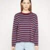 Monki Longsleeve - Dark Red/Blue