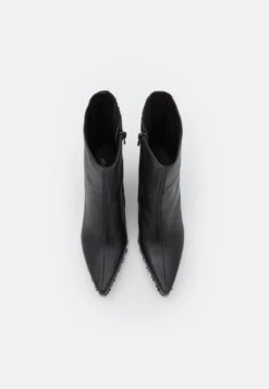 Jeffrey Campbell Walton - Cowboy-/Bikerlaarsjes - Black -Fashionista Verkoop 40b7c2b7fd2041189a47bba59c125dd5 scaled