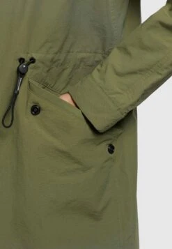 Khujo Marnia - Regenjas - Olivgrün -Fashionista Verkoop 4e3dbc60eec949a29c27a5518a2dbfac scaled