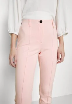 MARC CAIN Broek - Soft Powder Pink -Fashionista Verkoop 56e4325bdf3441e192fe9c307f51a315 scaled