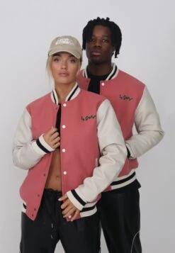 Lamar Varsity Jacket Unisex - Imitatieleren Jas - Coral -Fashionista Verkoop 5765faf6aef0490c9dfd6eceed611a3d scaled