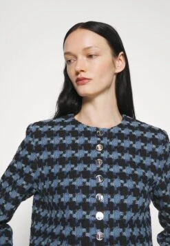 Sandro Recoupe - Blazer - Bleu/Noir 13 Sandro Recoupe - Blazer - Bleu/Noir -Fashionista Verkoop 5b4bc08fe3bc4ac88b6485b5532281a3 scaled