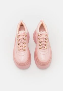 KOI FOOTWEAR Melanie Martinez Ribbon Cake Platform Shoes - Sneakers Laag - Pink/Purple -Fashionista Verkoop 5e1ca28c491447f9867ef8b5f03175df scaled