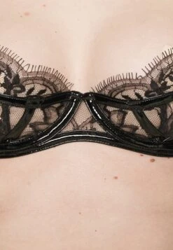 AGENT PROVOCATEUR Alyss - Beugel Bh - Black -Fashionista Verkoop 63a1aa813a8849818f1a467e53f48659 scaled