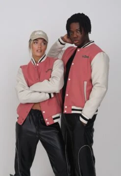 Lamar Varsity Jacket Unisex - Imitatieleren Jas - Coral -Fashionista Verkoop 6989b6b2882f45d285fd3d109057e05b scaled
