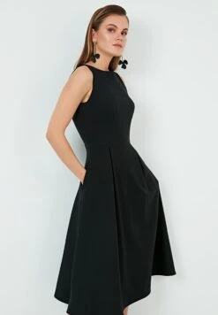 LELA Crew Neck Pleated Midi - Cocktailjurk - Black 6 LELA Crew Neck Pleated Midi - Cocktailjurk - Black -Fashionista Verkoop 6e9ae0d79729410a8c52ceeb2264a85a