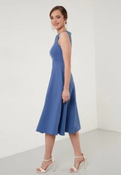 LELA Crew Neck Pleated Midi - Cocktailjurk - Indigo -Fashionista Verkoop 7187f531871d4180b95ff0ebec18d0d6