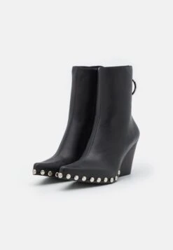 Jeffrey Campbell Walton - Cowboy-/Bikerlaarsjes - Black -Fashionista Verkoop 777ea2f9550b482e95b02bf7f8453e19 scaled