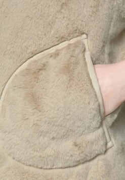 MARC CAIN Bodywarmer - Almond Milk 11 MARC CAIN Bodywarmer - Almond Milk -Fashionista Verkoop 7cd14e8ad6fe4834a01639b80fc13efe scaled