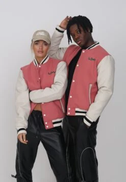 Lamar Varsity Jacket Unisex - Imitatieleren Jas - Coral -Fashionista Verkoop 8a017222170a4fe5ab58d611207414c4 scaled