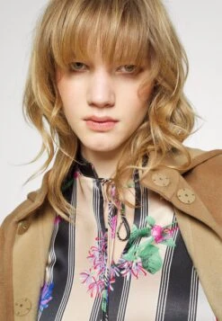 MAX & Co. Mela - Jas - Camel 13 MAX & Co. Mela - Jas - Camel -Fashionista Verkoop 8d57191a3c3d443a89c269569ff211a4 scaled