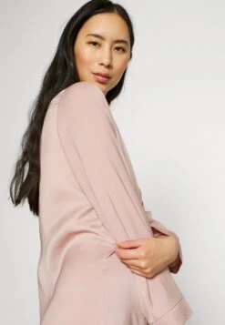 Anna Field Nachtjapon - Pink -Fashionista Verkoop 91e3619cea8e4fcb9ba590fdf88a99e8 scaled