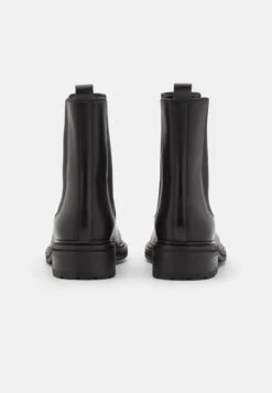 Clarks Tilham Chelsea - Korte Laarzen - Black -Fashionista Verkoop 9da2bef0b57c4b82873c70bc0977f37d scaled