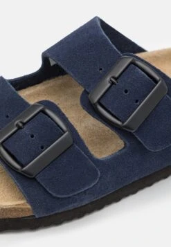 Pier One Leather Unisex - Pantoffels - Dark Blue 11 Pier One Leather Unisex - Pantoffels - Dark Blue -Fashionista Verkoop a5a88158e25a4eb4b3e59dc262861c25 scaled