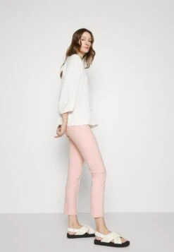 MARC CAIN Broek - Soft Powder Pink -Fashionista Verkoop a80dcf6d25524cdda08faf593ea35c61 scaled