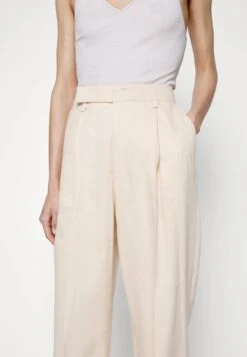 Filippa K Julie Trousers - Broek - Dusty Beige -Fashionista Verkoop ab8d0a552d464551947d8e05380fd49b scaled