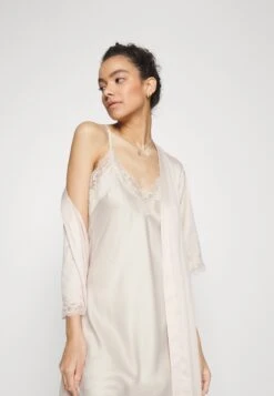 Anna Field Bridal Nightie / 003 - Off-White - Nachtjapon - 003 - Off-White -Fashionista Verkoop b0d5595a3a9e44e28968fba66029159e scaled