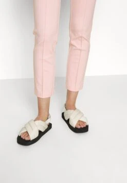 MARC CAIN Broek - Soft Powder Pink -Fashionista Verkoop bac85f286c9b4ede86bca529448aaed5 scaled