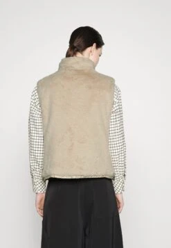 MARC CAIN Bodywarmer - Almond Milk 8 MARC CAIN Bodywarmer - Almond Milk -Fashionista Verkoop c0af58d728c5438988a3c75553ac1b7b scaled