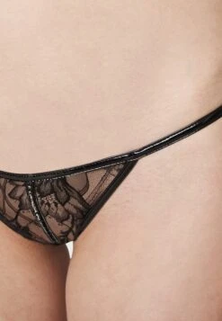 AGENT PROVOCATEUR Alyss Trixie- String - Black -Fashionista Verkoop c6e2728864fa4c649fb757fdcc98cc5e scaled