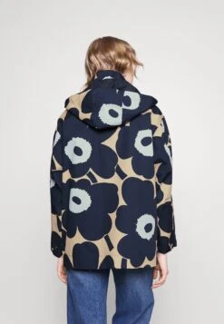 Marimekko Magna Unikko Coat - Parka - Dark Blue, Light Yellow 9 Marimekko Magna Unikko Coat - Parka - Dark Blue, Light Yellow -Fashionista Verkoop ccc2842860a44dc6a4197aeb7e379c08 scaled