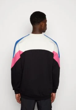 Kaotiko Crew Dru Unisex - Sweater - Ivory/Black/Royal/Fuxia -Fashionista Verkoop cdaf40a8f5024e3296f2935eef4553ed scaled