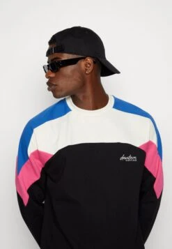 Kaotiko Crew Dru Unisex - Sweater - Ivory/Black/Royal/Fuxia -Fashionista Verkoop ce79c7d5746741fa861651ecb2bee09a scaled