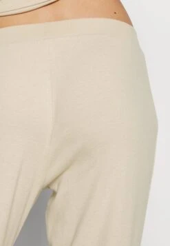 Anna Field Pyjama - Off-White 14 Anna Field Pyjama - Off-White -Fashionista Verkoop d12046b5d132415aa9645e8d17980ce0 scaled