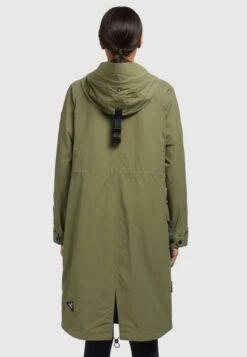 Khujo Marnia - Regenjas - Olivgrün -Fashionista Verkoop d8b72f8d3eeb4cdb9713c0aaaff9187a scaled