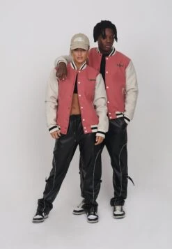 Lamar Varsity Jacket Unisex - Imitatieleren Jas - Coral -Fashionista Verkoop da79dc0c8f6446288071845f3a0ab1e8 scaled