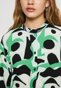 Monki Blousejurk - Green Lisendna -Fashionista Verkoop db7dfc49649745538c031468a18c556c scaled