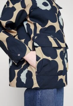 Marimekko Magna Unikko Coat - Parka - Dark Blue, Light Yellow 13 Marimekko Magna Unikko Coat - Parka - Dark Blue, Light Yellow -Fashionista Verkoop e5527f31f0ab4692b7590207774b64f0 scaled