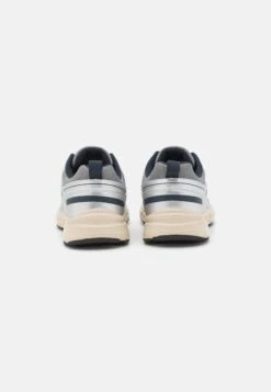 Even&Odd Comfort - Sneakers Laag - White/Silver/Dark Blue -Fashionista Verkoop e91c6986d9cf489884e6d65444f18481 scaled