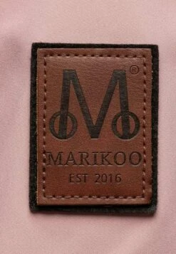 Marikoo Erdbeere - Outdoorjas - Powder Rose -Fashionista Verkoop f7eba860be6040ce930e786c9c049470 scaled