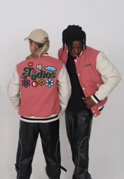 Lamar Varsity Jacket Unisex - Imitatieleren Jas - Coral -Fashionista Verkoop f9223cf371024af5a65b6533f93273a1 scaled