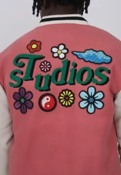 Lamar Varsity Jacket Unisex - Imitatieleren Jas - Coral -Fashionista Verkoop f986d7d94a644611ab0775d98e9acc81 scaled